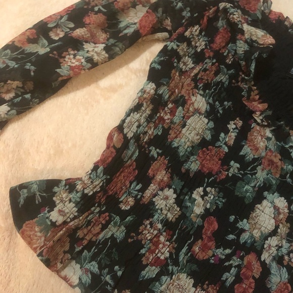 EXPRESS Black Boho Floral Top. Small Black w foral print NWT - Picture 6 of 10